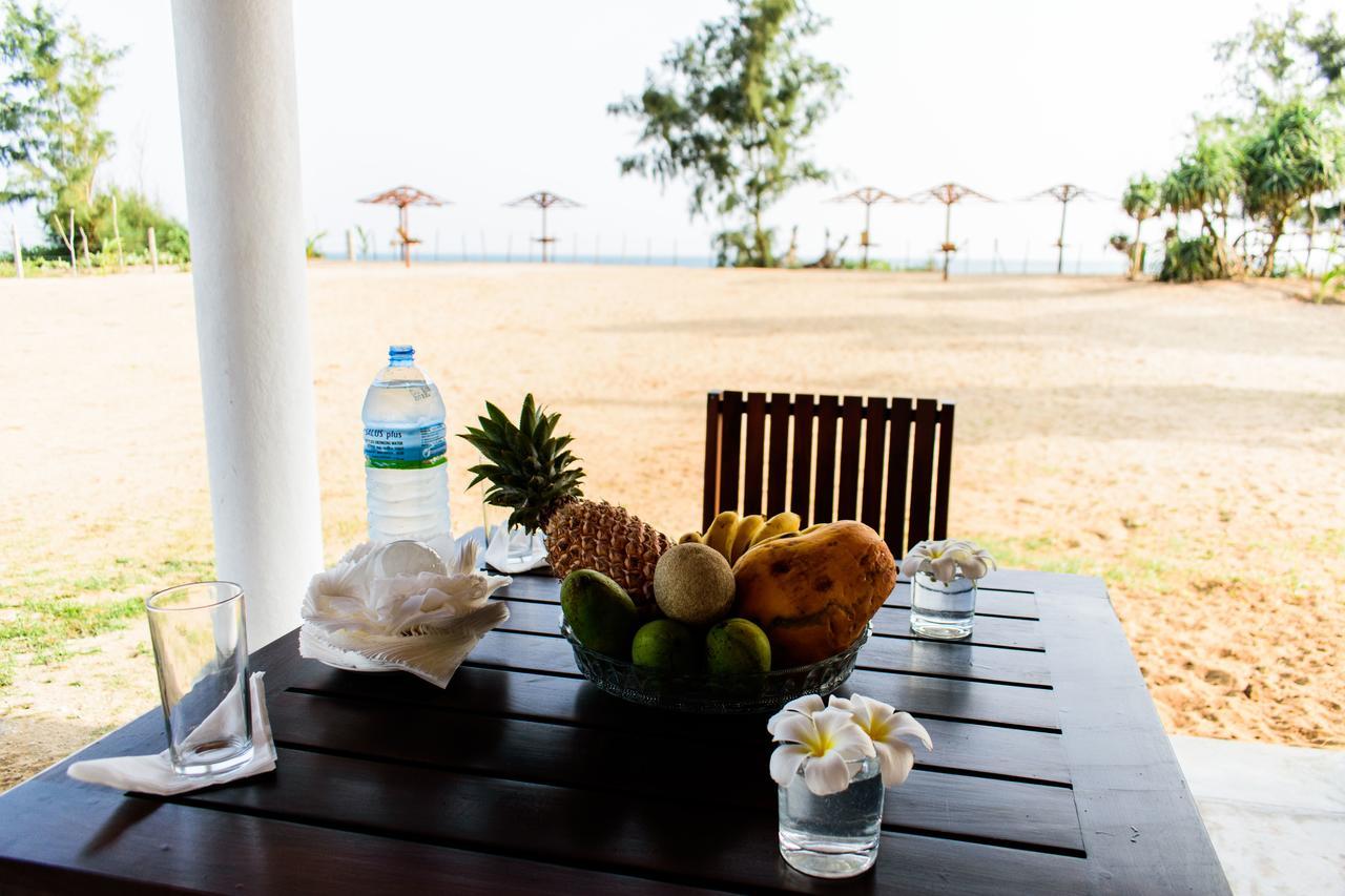 Ladja Beach Resort Ambalantota Esterno foto