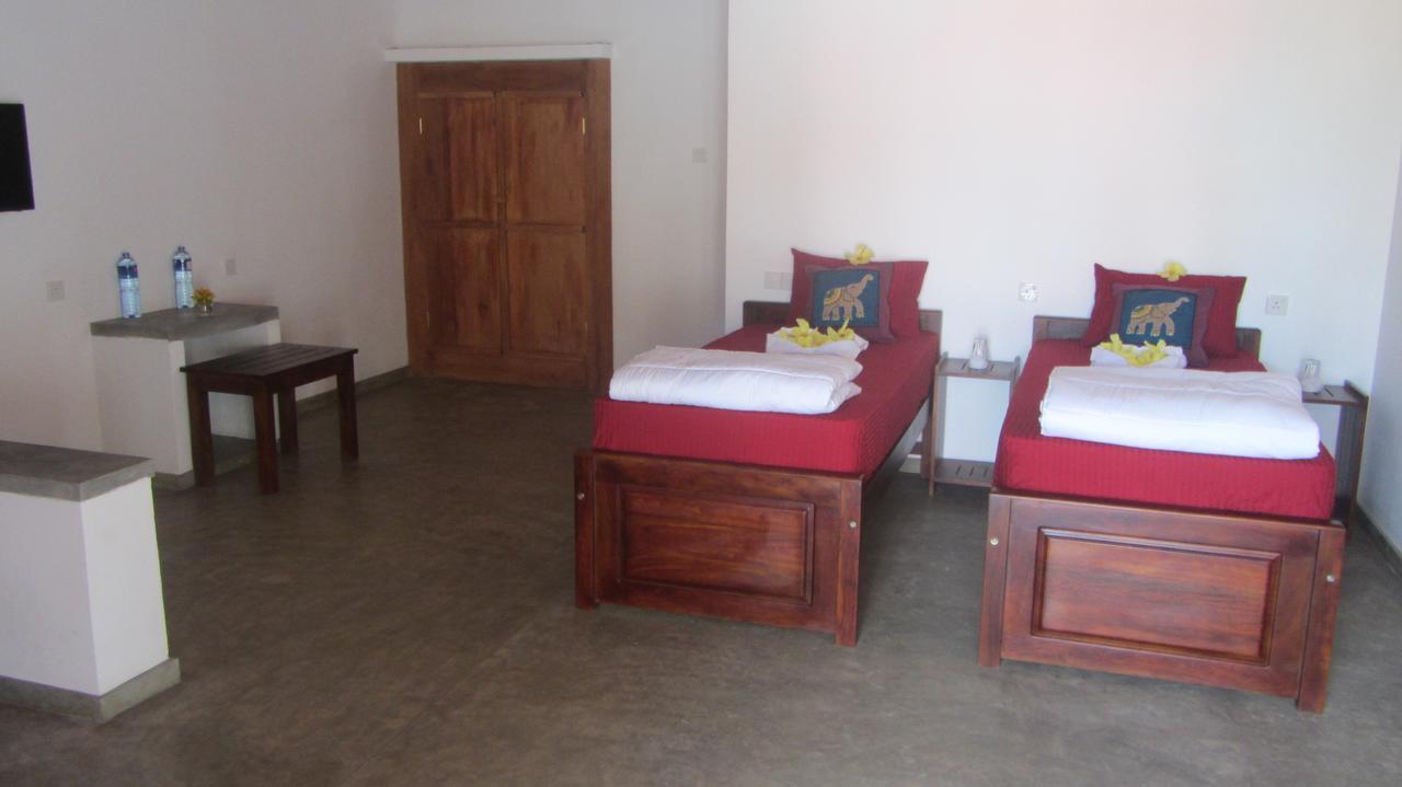 Ladja Beach Resort Ambalantota Esterno foto