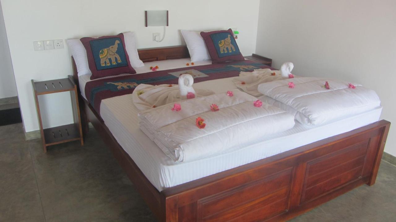 Ladja Beach Resort Ambalantota Esterno foto