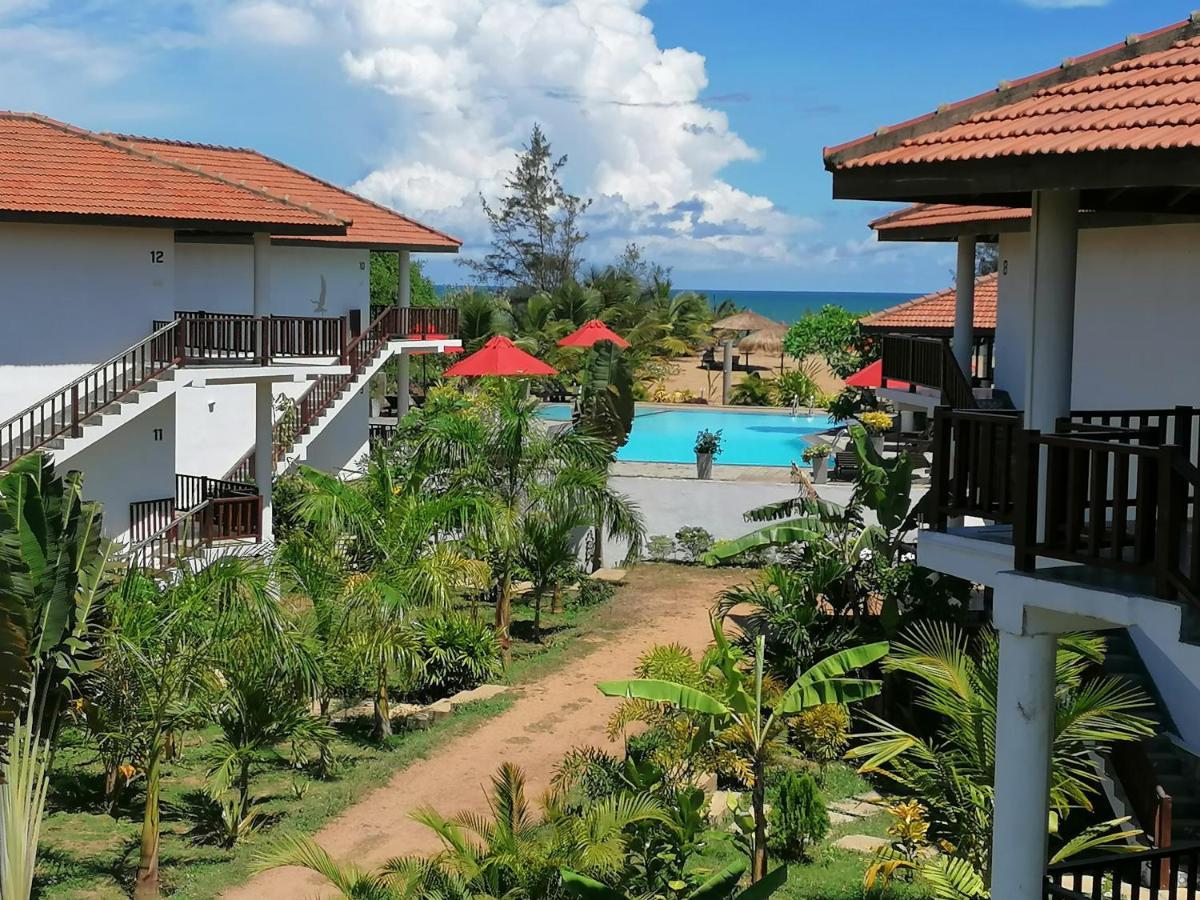 Ladja Beach Resort Ambalantota Esterno foto