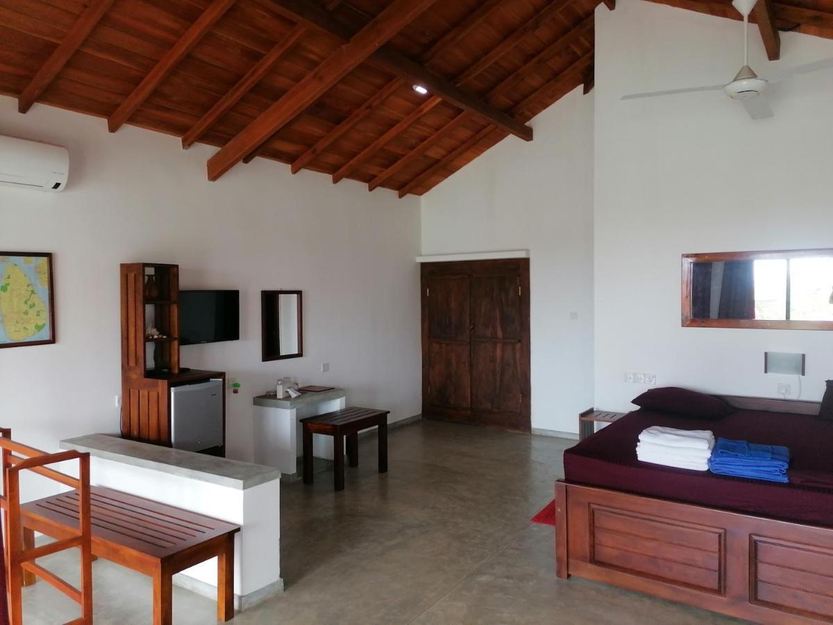 Ladja Beach Resort Ambalantota Esterno foto